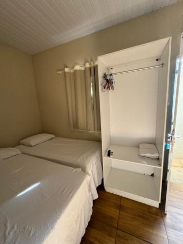 Twin Room image 5