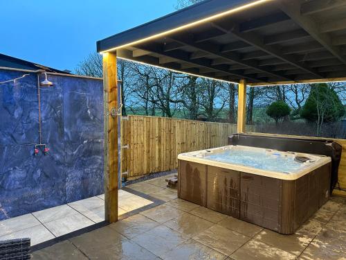 The Hideaway - Farm Stay with hottub, pool table and outdoor cinema in Н'ювмілнс