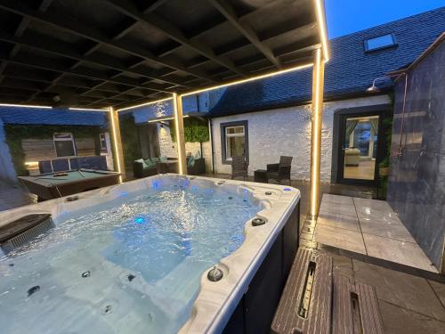 The Hideaway - Farm Stay with hottub, pool table and outdoor cinema in Н'ювмілнс