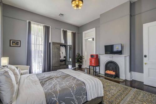 Grey Suite Main House Upstairs image 6