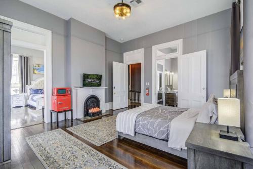 Grey Suite Main House Upstairs image 4