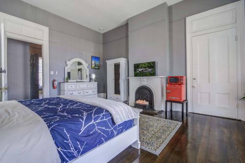 White Suite Main House Upstairs image 3