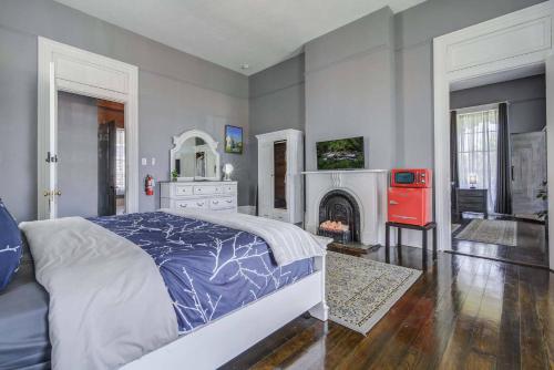 White Suite Main House Upstairs image 6