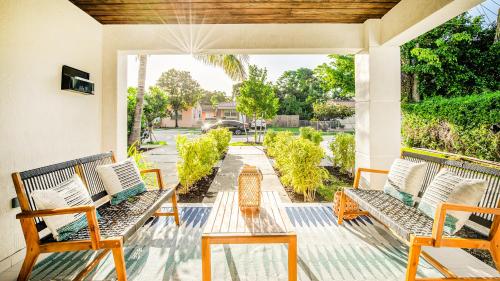 Luxury Redefined 6BR Poolside Villa with King bed in Miami, USA