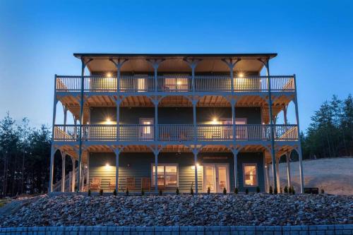 The All Decked Out in Pigeon Forge So Near Dollywood! On a Hill Right in Pigeon Forge