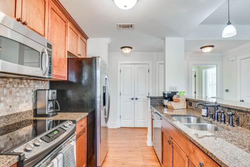 Waterfront Lake Oconee Condo with Lake Views! in Greensboro, USA