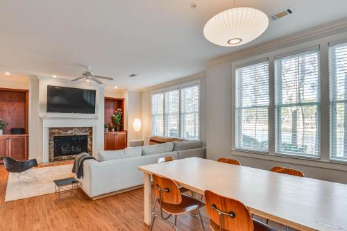 Waterfront Lake Oconee Condo with Lake Views! in Greensboro, USA