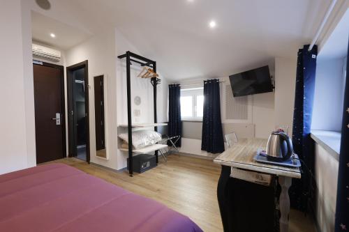 Double Room with Private Bathroom image 3