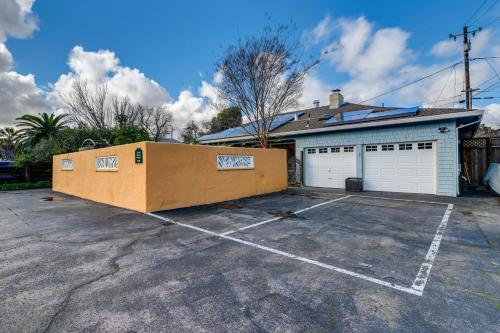 Greenbrae Garden Cottage Near Beaches and Redwoods