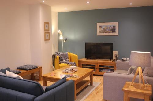 Stylish flat in central Tenby & free parking