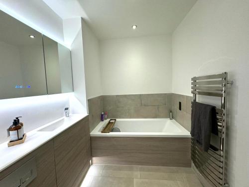 Luxury Heathrow 2 Bedroom New Build Apartment