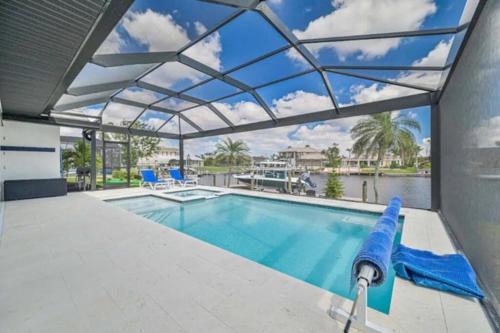 Waterfront Bliss Villa minutes from Tarpon Point!