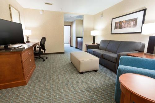 King Suite with Sofa Bed - Hearing Accessible