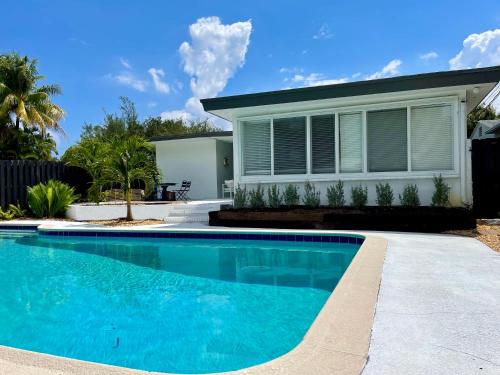 Santorini Pool House Wilton Manors Walk to the Dr