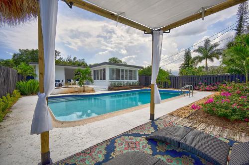 Santorini Pool House Wilton Manors Walk to the Dr