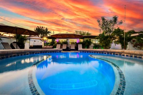 Fantastic Oasis Pool Home 2 blocks from Wilton Dr