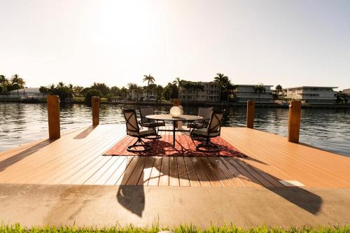 5 Bedroom Luxe Villa on Deep Water Intracoastal