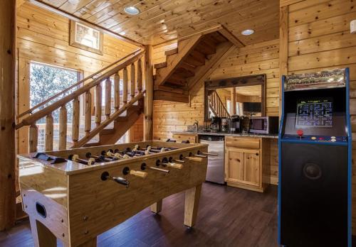 Timeless View - Mountain Views Hot Tub WIFI Game Room Free Attraction Tickets! - image 2