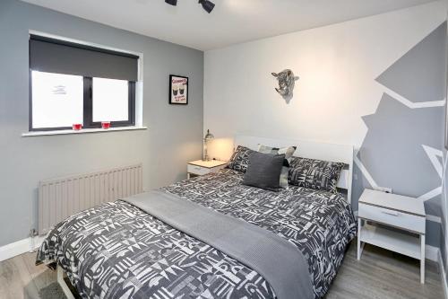 Neat City Apartment - Secure Parking - WiFi - Sleeps 4 - No Parties