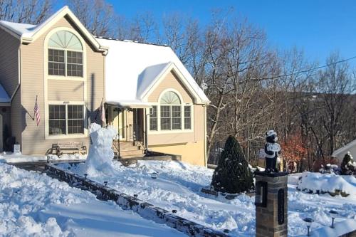 Luxury getaway in vibrant woods. in Bushkill, USA