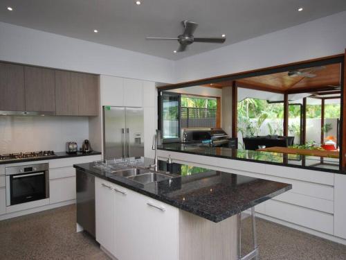 11 Sand - Luxury 5 Bedroom Home across from the Beach - image 3