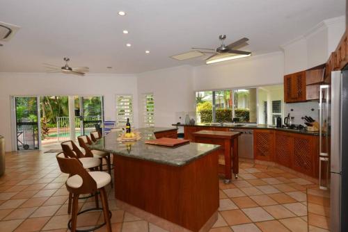 Solander House - 5 Bedrooms by the Beach - image 3