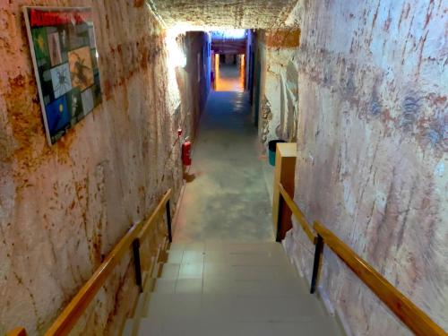 拉德卡澳洲地下汽車旅館 (Radeka Downunder Underground Motel) in 庫伯派蒂