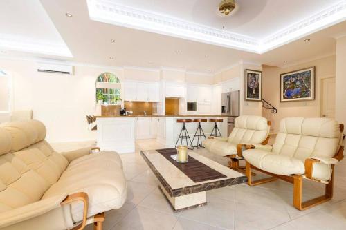 Barbados in the Tropics - 5 Bedroom Luxury Home, Port Douglas