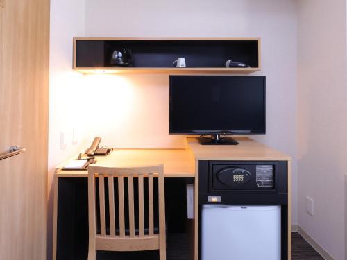 Single Room - Non-Smoking image 10