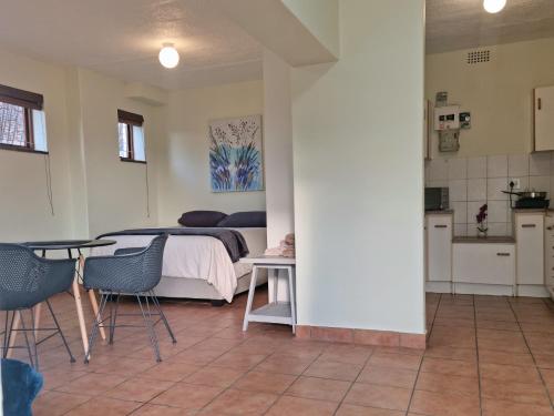 Loft Cottage, sleeps 2. Central and Cozy! - Tap to explore photos