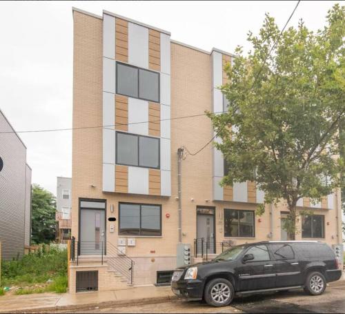 Modern Charm-3BR/3BA with Central Air+Wi-Fi+Patio in Philadelphia, USA