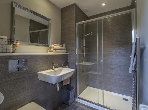 Haymarket Apartments Located in Haymarket, Haymarket Apartments is a perfect starting point from which to explore Edinburgh. Featuring a satisfying list of amenities, guests will find their stay at the property a comforta