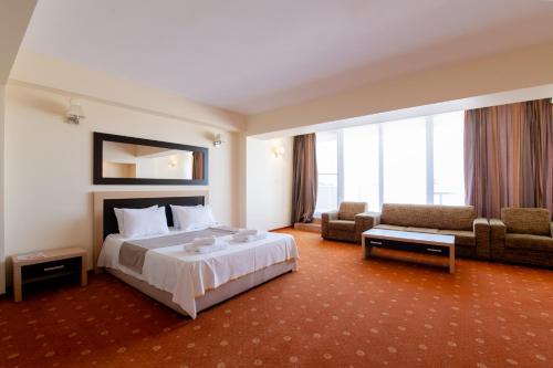 Family Suite with Terrace image 10