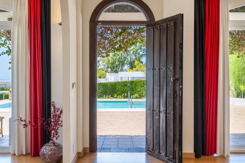 Eingang, Villa La Vista - FAMILY FRIENDLY Private Pool, BBQ, Sauna in Rancho Domingo