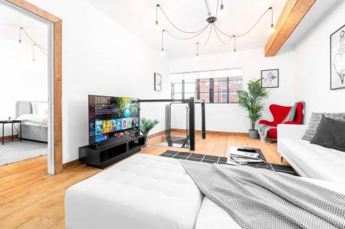 Loft Style Apartment - Near City Centre - Smart TV- WIFI - Parking - Top Rated - 3NT, Бирмингем (фото 4)