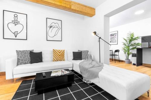Loft Style Apartment - Near City Centre - Smart TV- WIFI - Parking - Top Rated - 3NT, Бирмингем (фото 9)