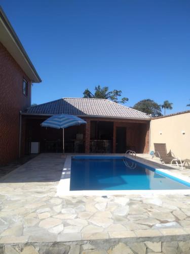 Excelente sobrado em praia de leste