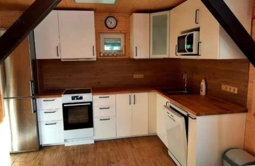 Apartmánová chata Sečanda s bazénem, u Sečské přehrady (Apartmanova chata Secanda s bazenem, u Secske prehrady) in เซซ