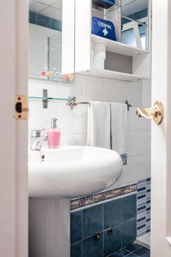 San jacinto Triana Best Location Apartment Sevilla - image 4