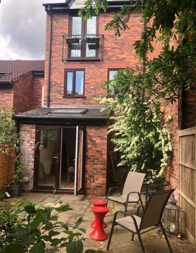 Beautiful West Didsbury 4BR Home - Tap to explore photos