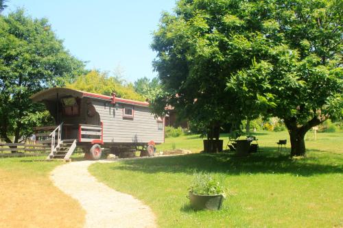 B&B Saint-Vincent-en-Bresse - Belle Roulotte unique en pleine campagne Au Jardin de la Vouivre - Bed and Breakfast Saint-Vincent-en-Bresse