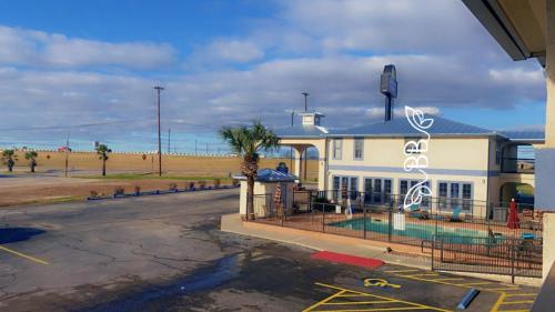 Days Inn & Suites by Wyndham Braunig Lake in Elmendorf, USA