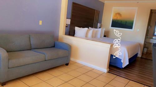 Days Inn & Suites by Wyndham Braunig Lake - image 12