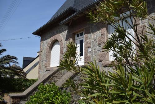 Maison de pays en pierre 3 étoiles entièrement rénovée WIFI, jardin, au cœur de Ploumanac'h - Réf 341 - Location, gîte - Perros-Guirec