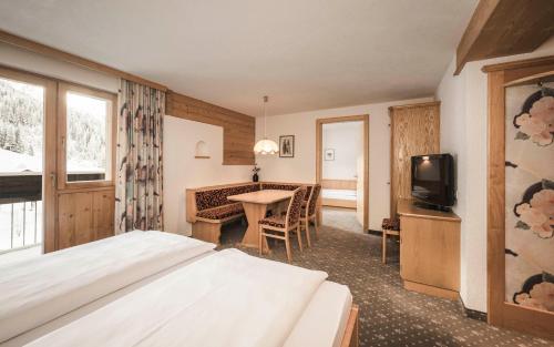 1 king bed, 2 twin beds