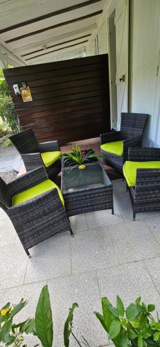 Les cottages de roseau in Capesterre-Belle-Eau