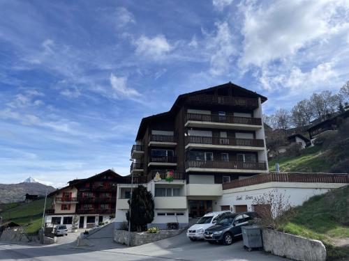 Sunny Alps View: Central Bliss in Grächen, Schweiz