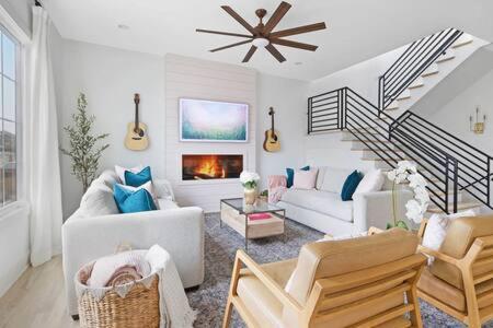 The Jolene Rooftop with Firepit Close to 12 South image