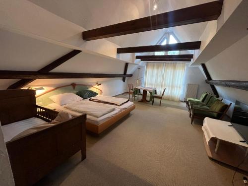 1 queen bed, 1 twin bed