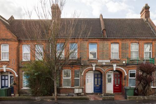Beautifully Modern 2-Bed Apartment w/garden, London (photo 2)
